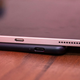 Su toma de corriente es un USB-C, como el iPad Pro. Foto: Alex Cranz (Gizmodo)